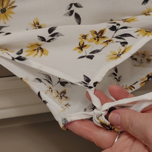 Women's Torrid Ivory Floral Short Sleeve Top Size 0 (12) - Picture 4 of 11